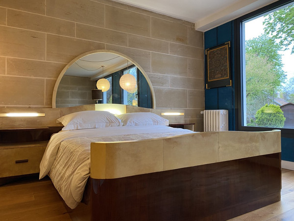 Grande letto con comodini integrati in palissandro e pergamena, Art Déco, XX secolo