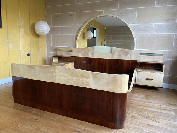 Grande letto con comodini integrati in palissandro e pergamena, Art Déco, XX secolo