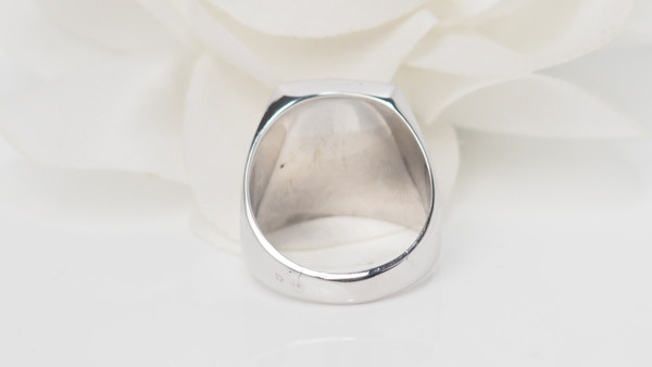 Anello con sigillo in oro bianco e diamanti