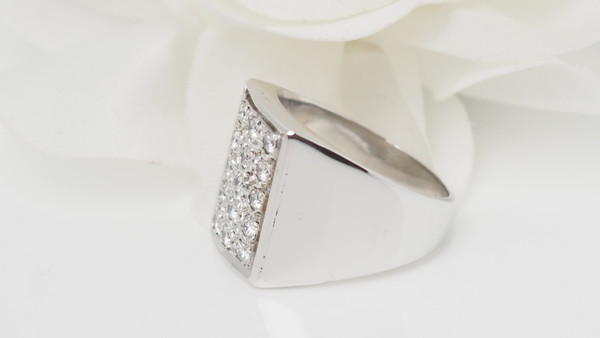 Anello con sigillo in oro bianco e diamanti