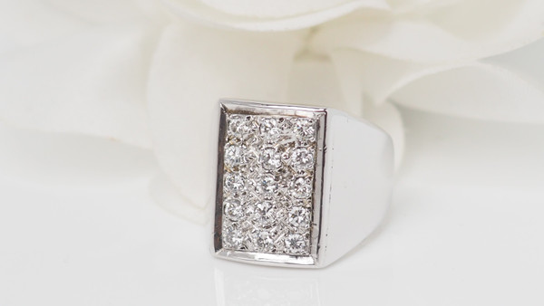 Anello con sigillo in oro bianco e diamanti