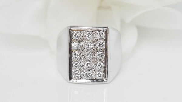 Anello con sigillo in oro bianco e diamanti