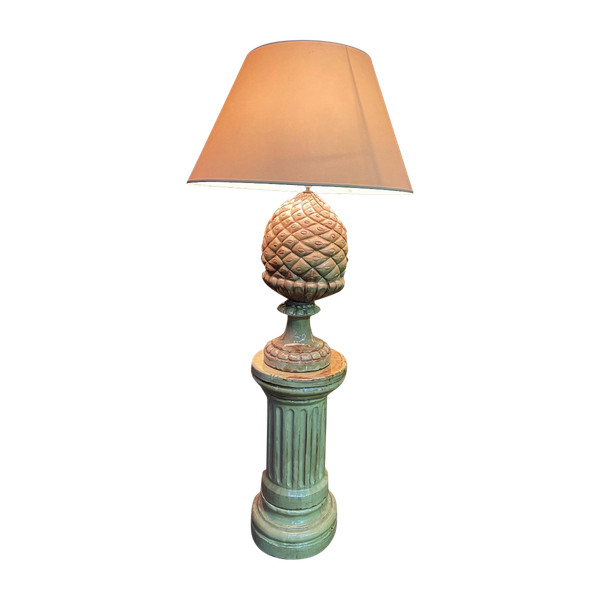 Pineapple lamp in terracotta on fluted column