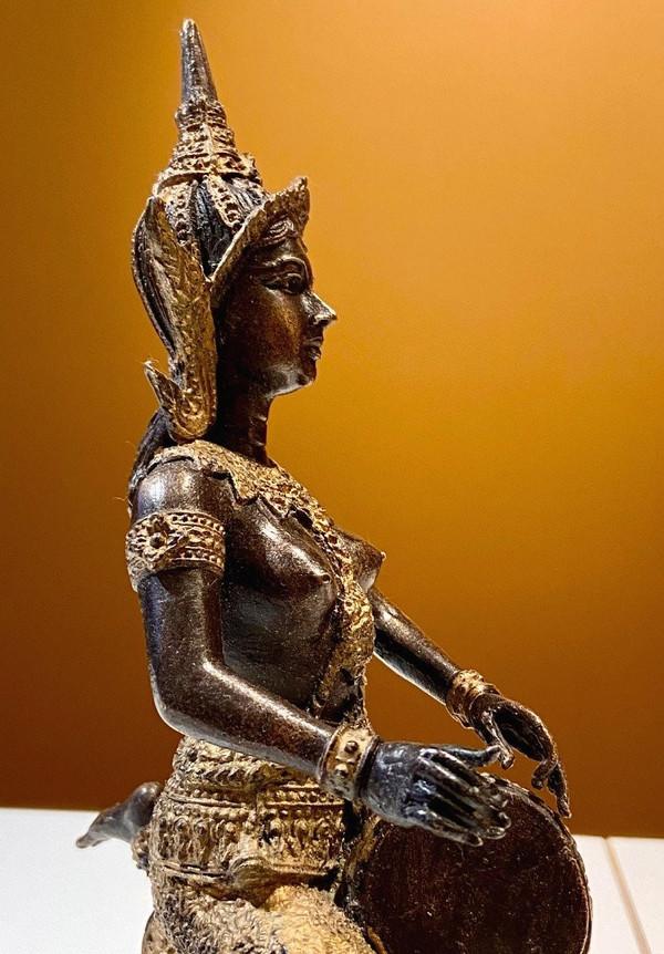Thaïlande, Milieu Du XXème Siècle, Statue De Musicienne En Bronze à Patine Sombre Et Or.