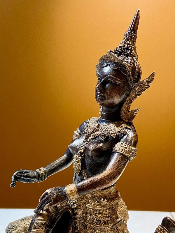 Thaïlande, Milieu Du XXème Siècle, Statue De Musicienne En Bronze à Patine Sombre Et Or.