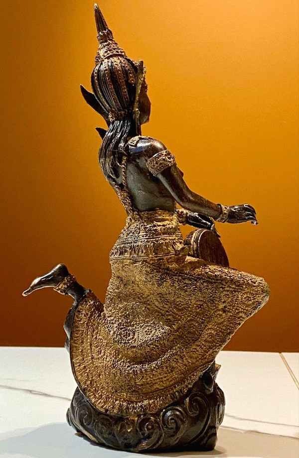 Thaïlande, Milieu Du XXème Siècle, Statue De Musicienne En Bronze à Patine Sombre Et Or.