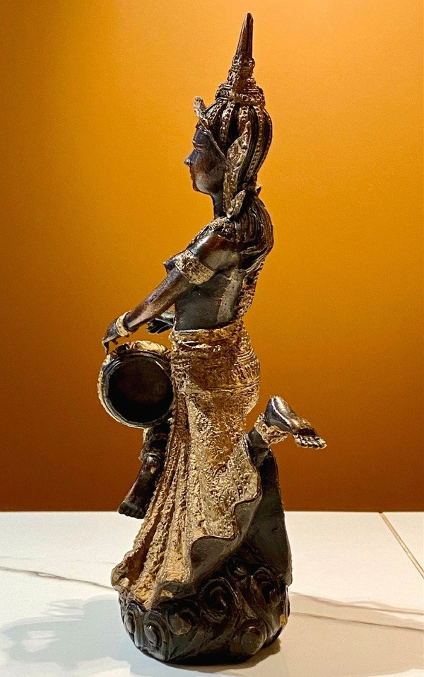 Thaïlande, Milieu Du XXème Siècle, Statue De Musicienne En Bronze à Patine Sombre Et Or.