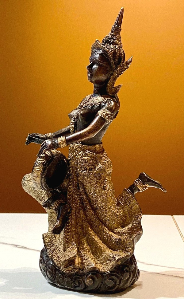 Thaïlande, Milieu Du XXème Siècle, Statue De Musicienne En Bronze à Patine Sombre Et Or.