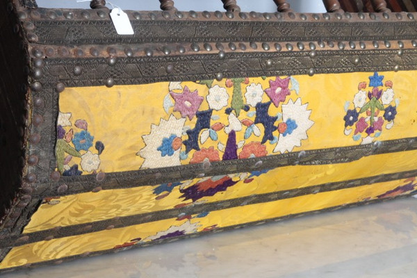 Ancient Florentine cradle from the 17th century in wood and ancient fabrics. Size 80 x 38 h40