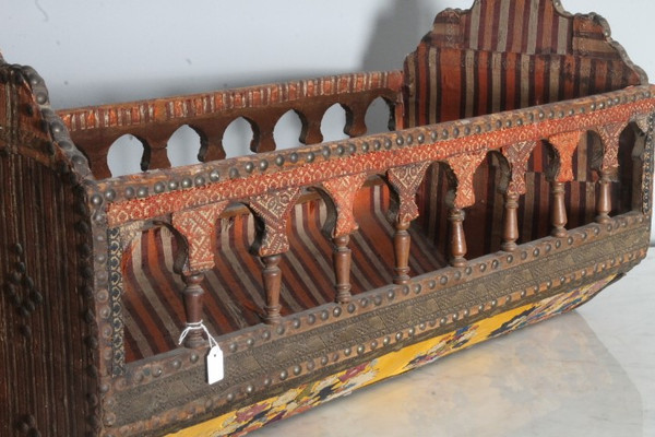 Ancient Florentine cradle from the 17th century in wood and ancient fabrics. Size 80 x 38 h40