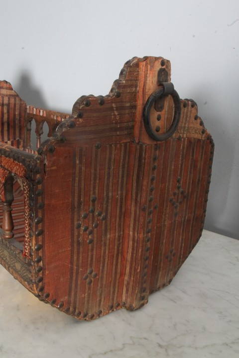 Ancient Florentine cradle from the 17th century in wood and ancient fabrics. Size 80 x 38 h40