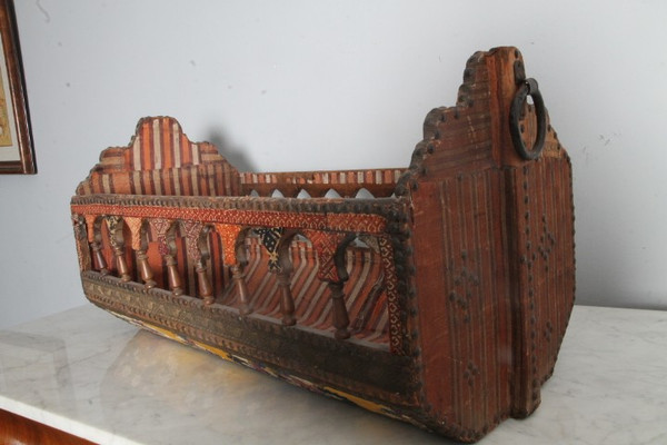Ancient Florentine cradle from the 17th century in wood and ancient fabrics. Size 80 x 38 h40