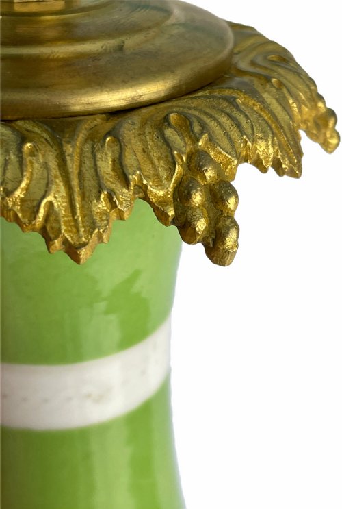 Lampada in porcellana Napoleone III con cornice in bronzo dorato decorato con fiori lilla