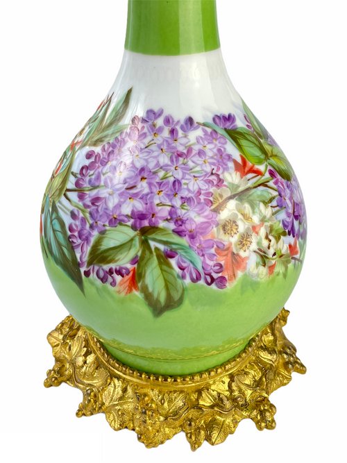 Lampada in porcellana Napoleone III con cornice in bronzo dorato decorato con fiori lilla