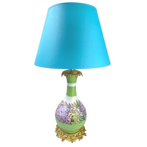 Lampe Napoléon III en porcelaine monture en bronze doré à décor de fleurs de lilas