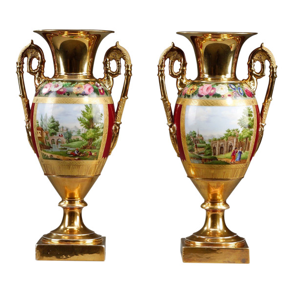 PAIRE DE VASES D'EPOQUE RESTAURATION EN PORCELAINE