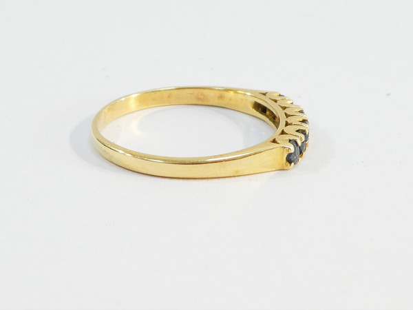 Bague en OR jaune 18 carats avec rangé de 6 saphirs