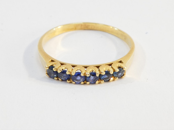 Bague en OR jaune 18 carats avec rangé de 6 saphirs