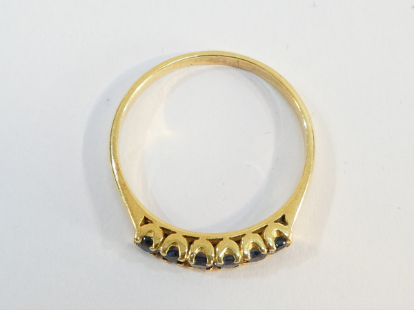Bague en OR jaune 18 carats avec rangé de 6 saphirs