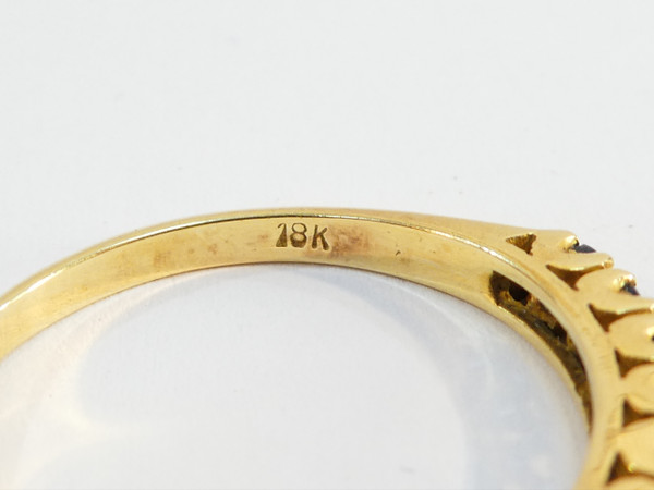 Bague en OR jaune 18 carats avec rangé de 6 saphirs