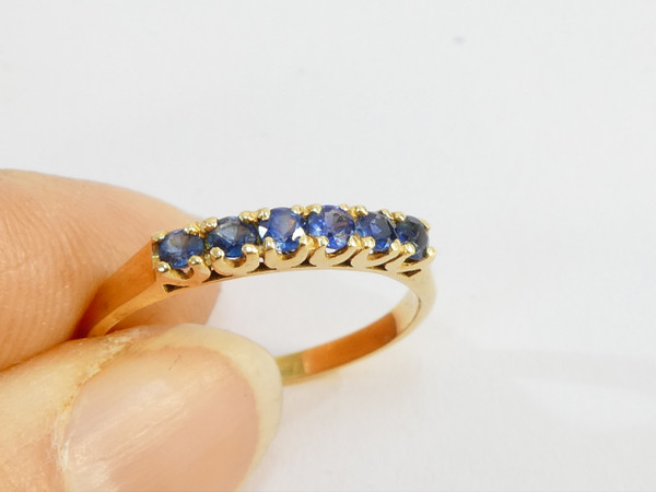 Bague en OR jaune 18 carats avec rangé de 6 saphirs