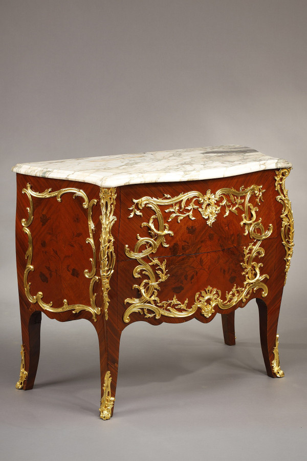 Commode Galbée de style Louis XV à décor de Marqueterie et Bronze doré