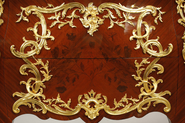 Commode Galbée de style Louis XV à décor de Marqueterie et Bronze doré