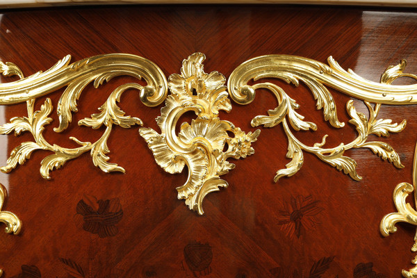 Commode Galbée de style Louis XV à décor de Marqueterie et Bronze doré