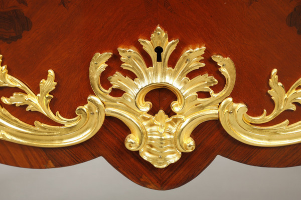 Commode Galbée de style Louis XV à décor de Marqueterie et Bronze doré