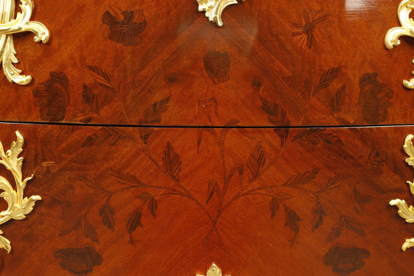 Commode Galbée de style Louis XV à décor de Marqueterie et Bronze doré