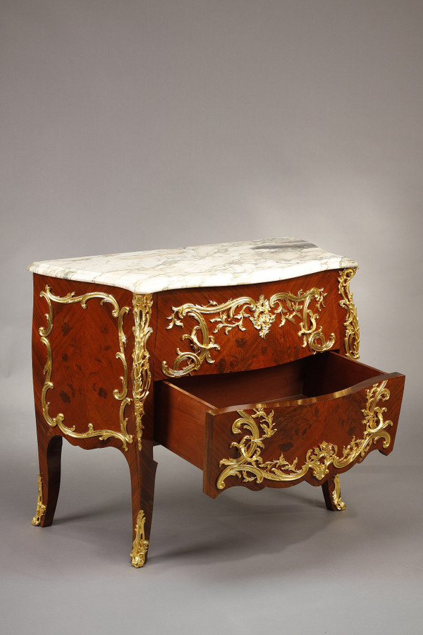 Commode Galbée de style Louis XV à décor de Marqueterie et Bronze doré