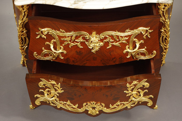 Commode Galbée de style Louis XV à décor de Marqueterie et Bronze doré