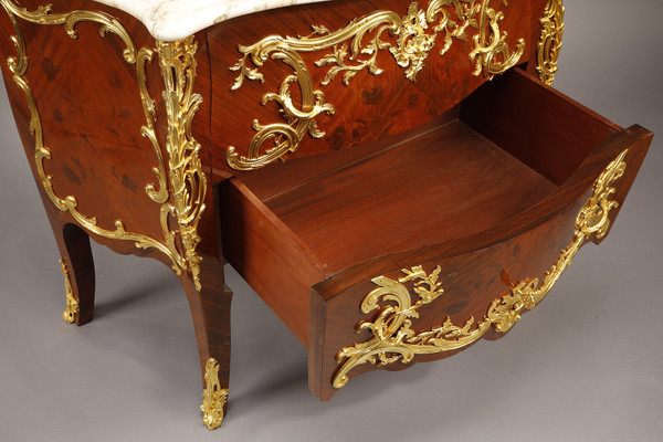 Commode Galbée de style Louis XV à décor de Marqueterie et Bronze doré