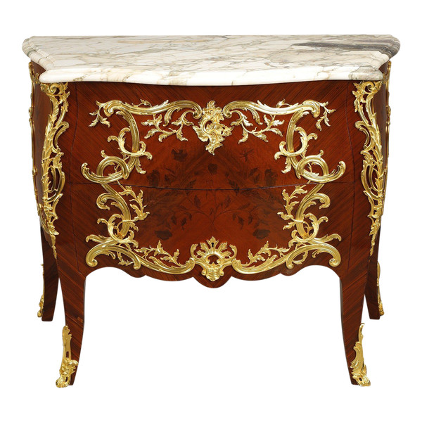 Commode Galbée de style Louis XV à décor de Marqueterie et Bronze doré
