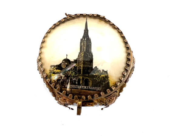 Old jewelry box, 19th century wedding ring.