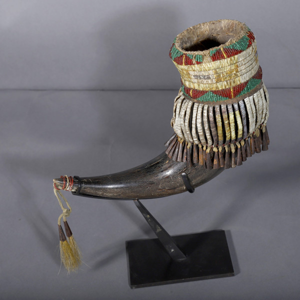 Libatory-Becher aus Büffelhorn – Sioux, USA