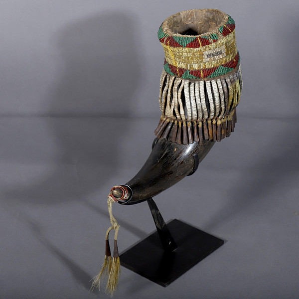 Libatory-Becher aus Büffelhorn – Sioux, USA