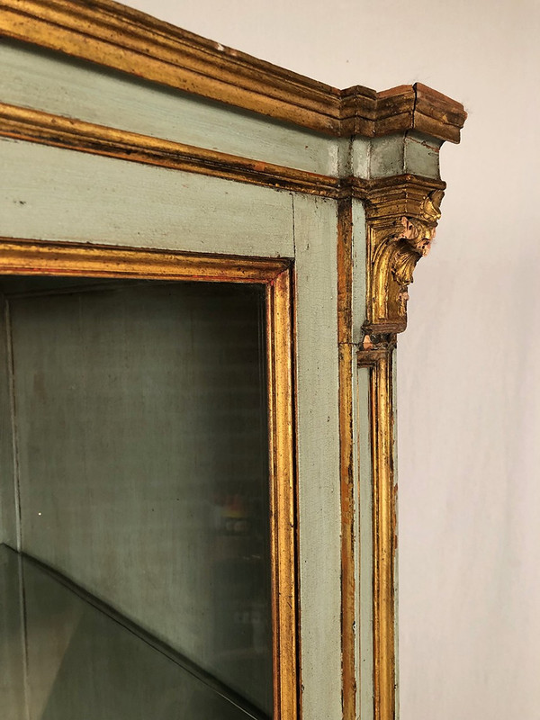 Vitrine en bois laqué bleu/vert, rechampi or, Italie XVIIIe-début XIXe