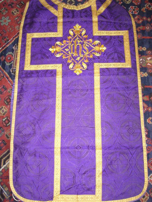 Chasuble in purple damask and 19th century embroidery