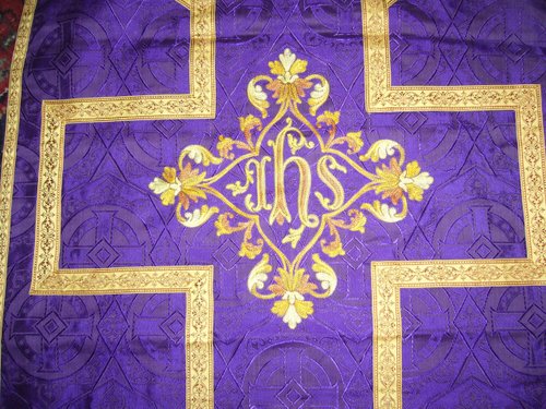 Chasuble in purple damask and 19th century embroidery