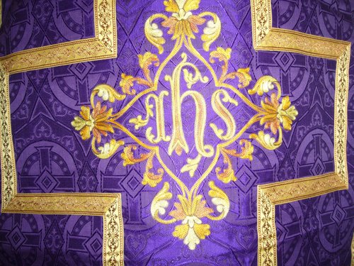 Chasuble in purple damask and 19th century embroidery