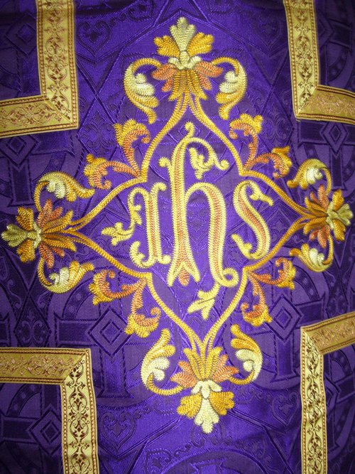 Chasuble in purple damask and 19th century embroidery