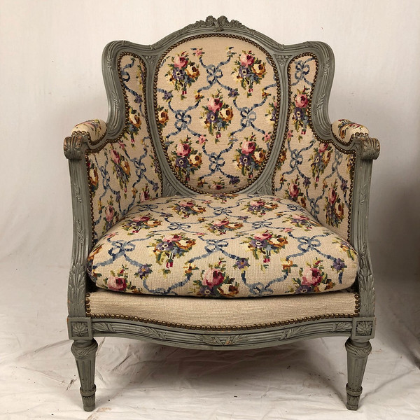 Paire de bergères à oreilles de style Louis XVI en bois laqué gris. Fin XIXe