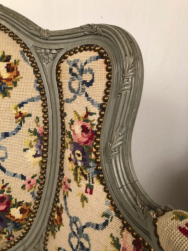 Paire de bergères à oreilles de style Louis XVI en bois laqué gris. Fin XIXe