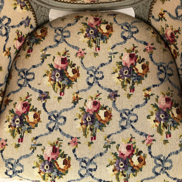 Paire de bergères à oreilles de style Louis XVI en bois laqué gris. Fin XIXe