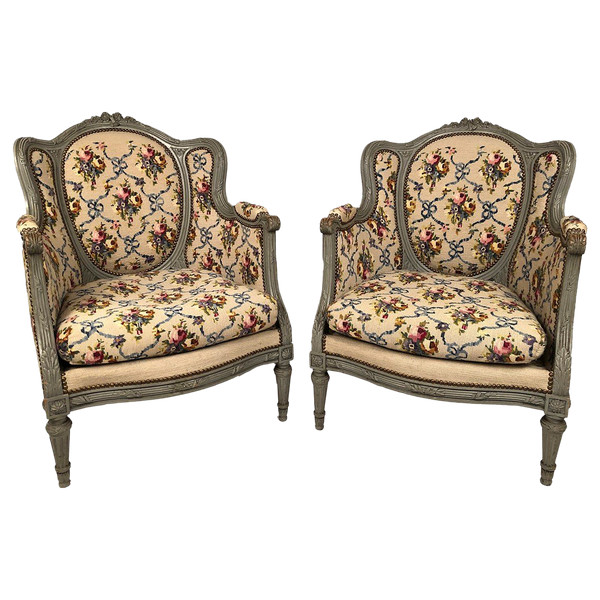 Paire de bergères à oreilles de style Louis XVI en bois laqué gris. Fin XIXe