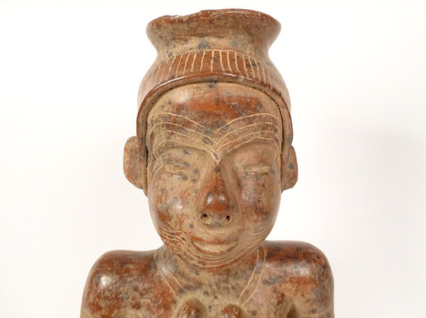 Präkolumbianische Skulptur Colima Mexiko Schamane stehend Stock Schlange Erde