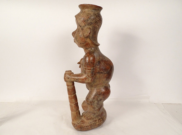 Präkolumbianische Skulptur Colima Mexiko Schamane stehend Stock Schlange Erde