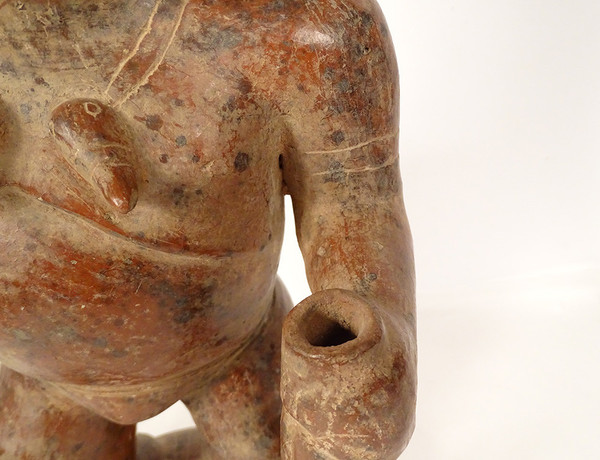 Präkolumbianische Skulptur Colima Mexiko Schamane stehend Stock Schlange Erde