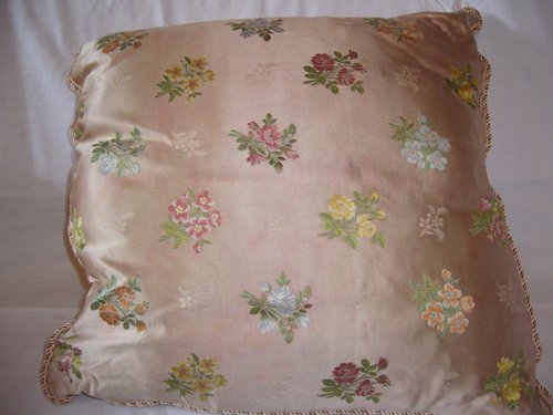 Coussin réalisé dans une soierie ancienne